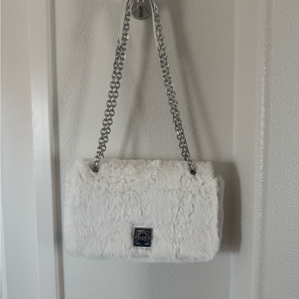 2 Paris Hilton bags for the price of one.
Tote bag and one should bag.